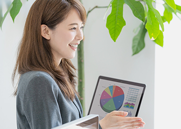 業務について説明する女性社員