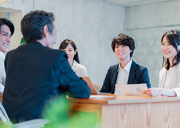 派遣先を紹介する社員